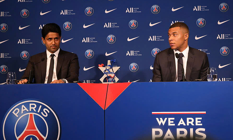 Mbappe (phải) và chủ tịch PSG Nasser Al Khelaifi, trong họp báo về quyết định gia hạn cầu thủ này tháng 5/2022 ở Paris, Pháp. Ảnh: LP