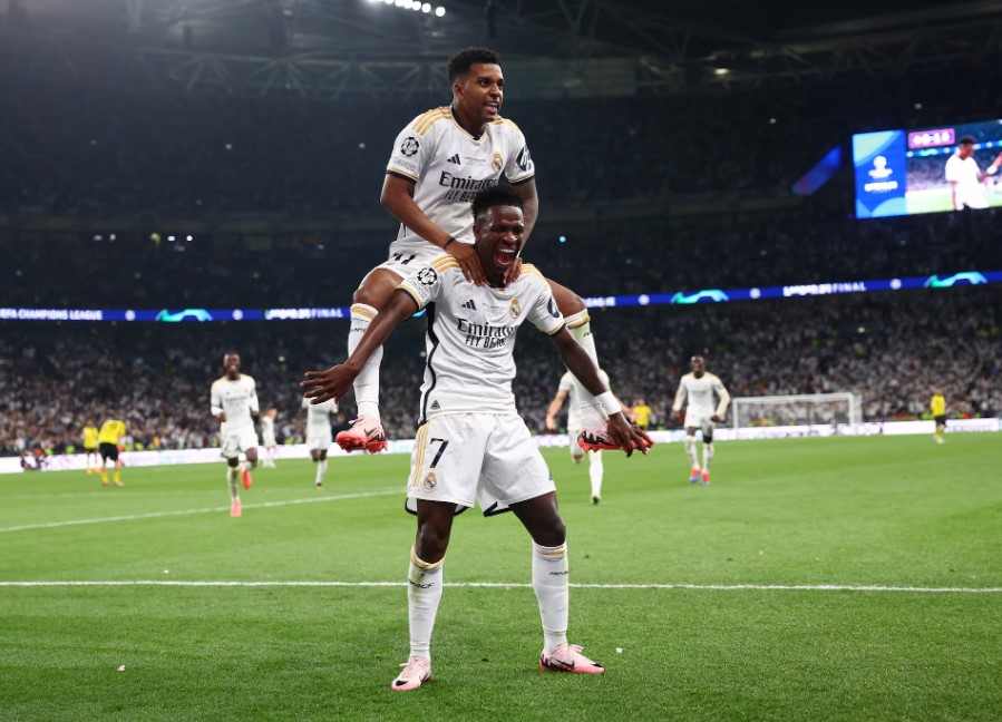 Vinicius (số 7) chia vui cùng Rodrygo sau khi ghi bàn giúp Real ấn định chiến thắng 2-0 trước Dortmund ở chung kết Champions League mùa 2023-2024. Ảnh: Reuters.