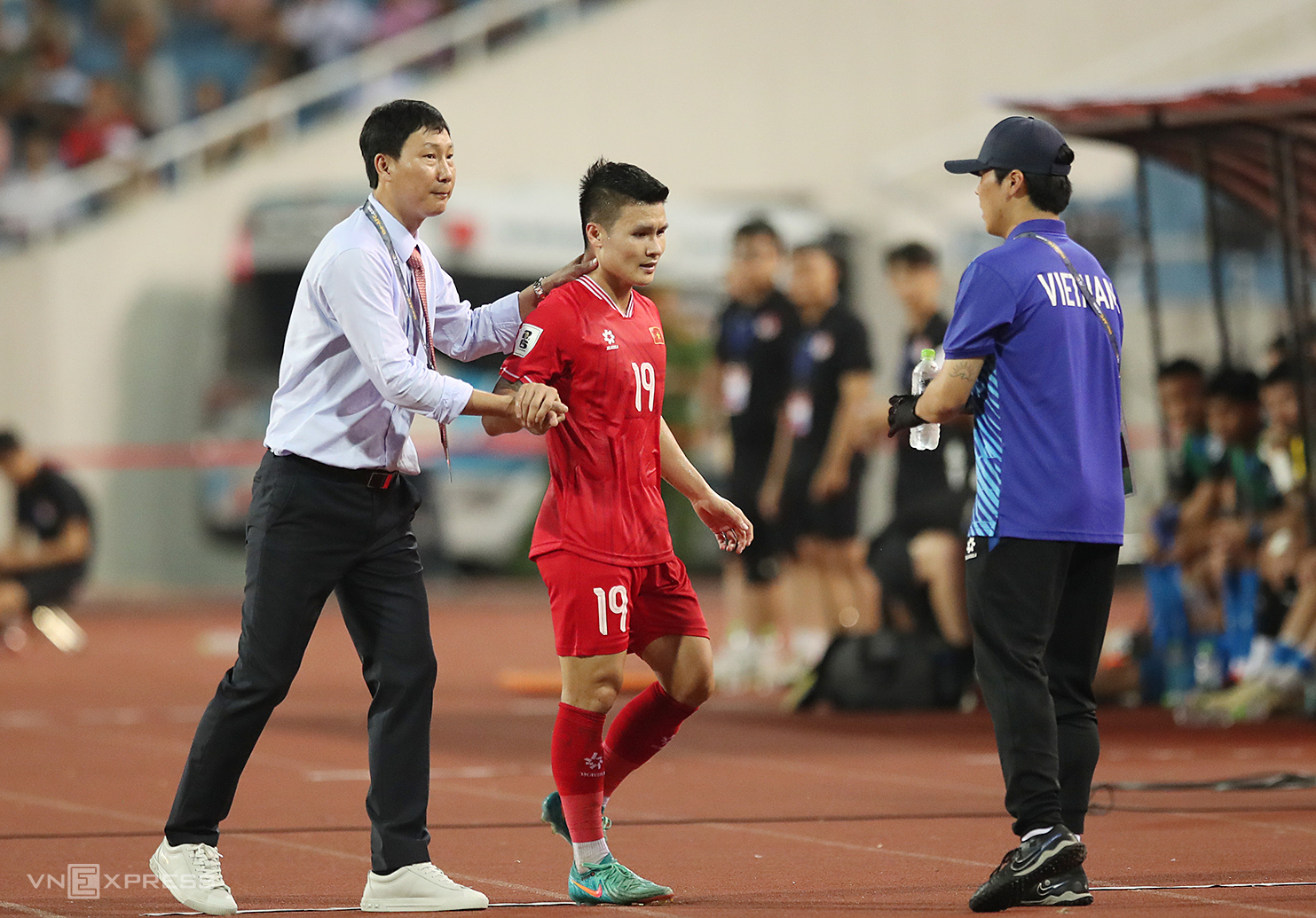 HLV Kim Sang-sik bắt tay khi Quang Hải rời sân, trong trận Việt Nam thắng Philippines 3-2, tại vòng loại hai World Cup 2026 - khu vực châu Á, vào tháng 6/2024. Ảnh: Lâm Thoả