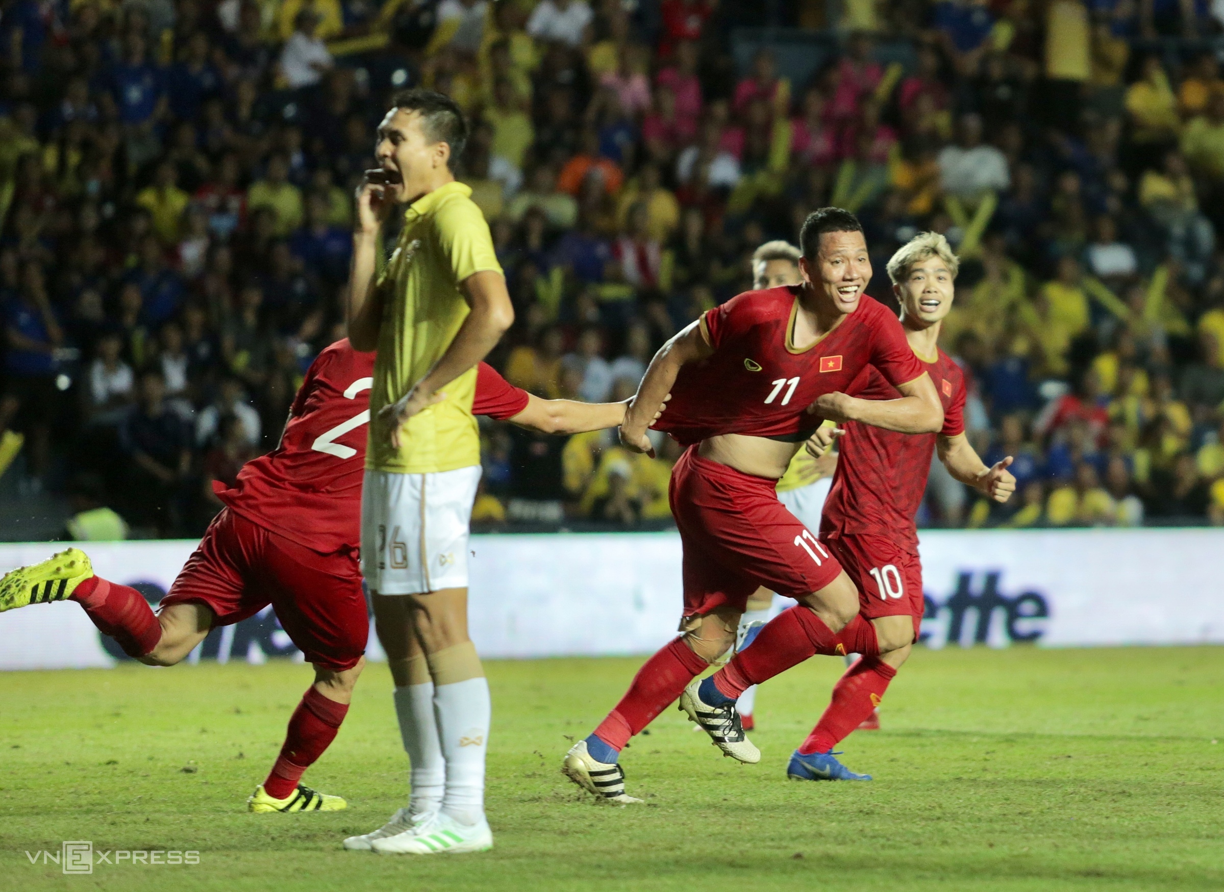 Nguyễn Anh Đức (số 11) ăn mừng khi ghi bàn giúp Việt Nam thắng Thái Lan 1-0 tại Kings Cup 2019, ở SVĐ Buriram. Ảnh: Hiếu Lương