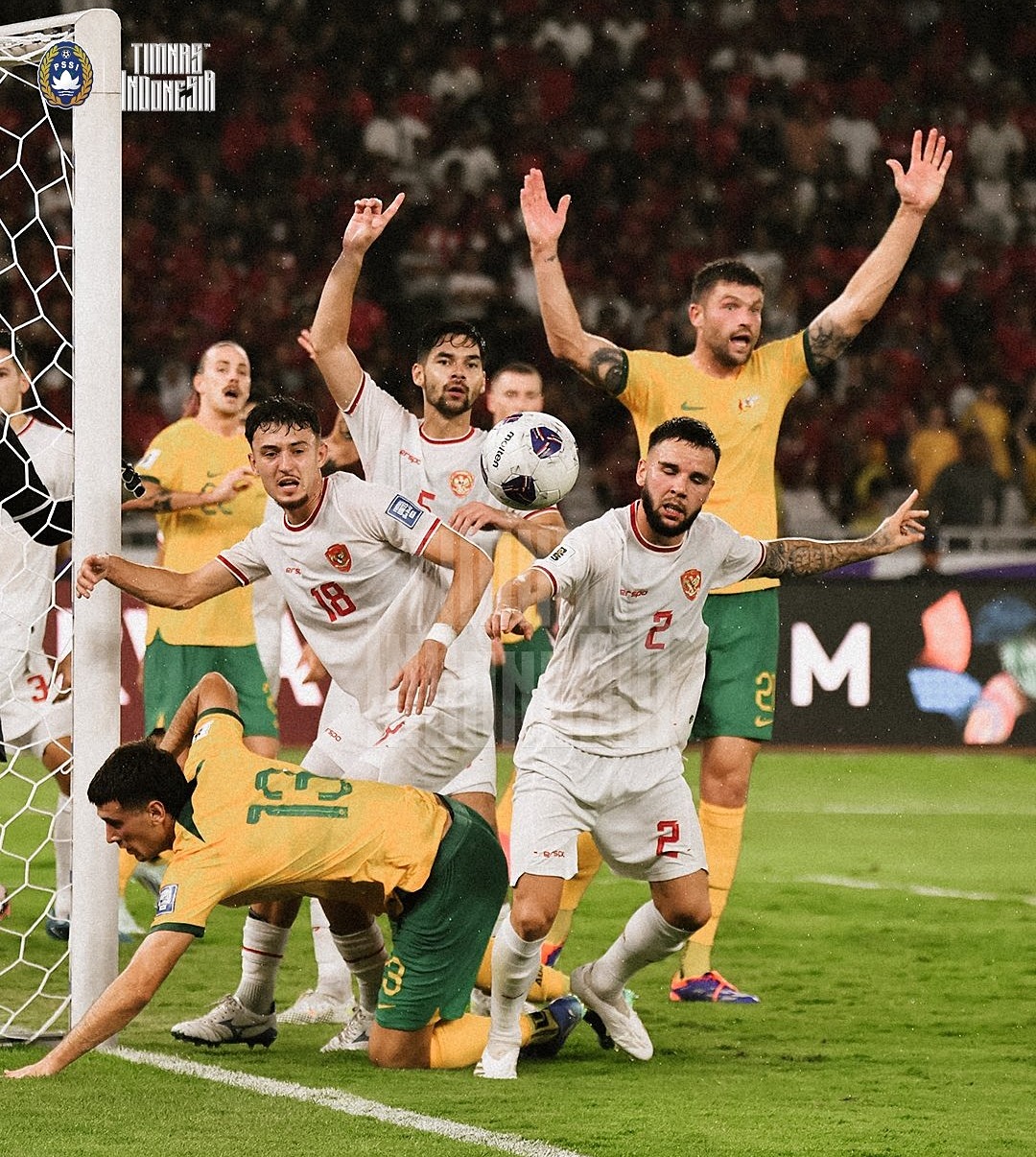 Các hậu vệ Indonesia trong một  tình huống phòng ngự, chống phạt góc thành công ở trận hòa Australia 0-0 trên sân Bung Karno, Jakarta ngày 10/9. Ảnh: Timnas Indonesia