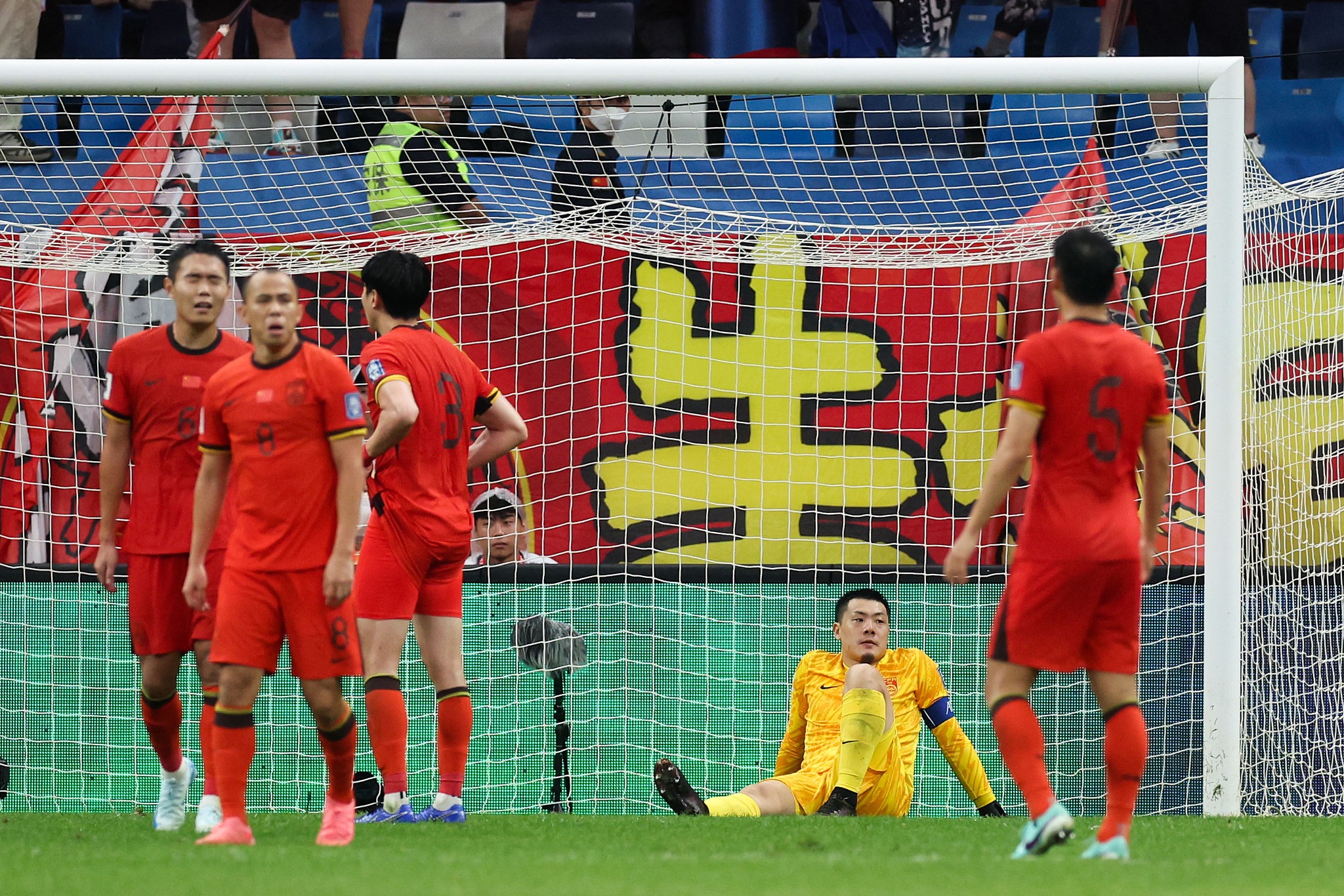 Thủ môn Wang Dalei (áo vàng) và các đồng đội thất vọng sau bàn thua thứ hai ở trận thua Saudi Arabia 1-2 trên sân nhà Đại Liên, Bắc Kinh ở lượt hai bảng C vòng loại ba World Cup 2026 khu vực châu Á tối 10/9. Ảnh: Visual China