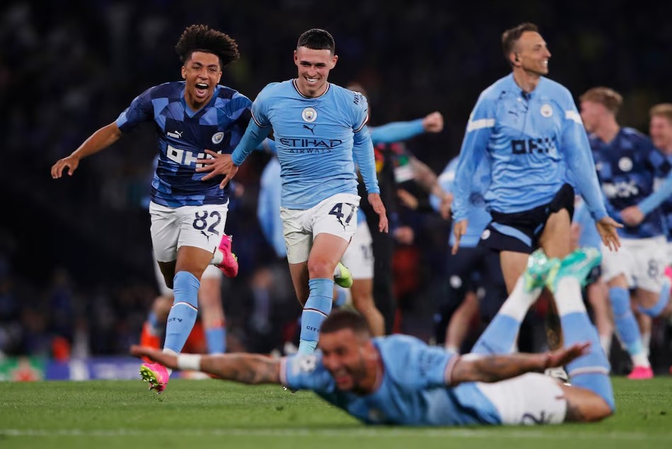 Rico Lewis, Phil Foden, Kyle Walker ăn mừng sau khi cùng Man City vô địch Champions League trên sân Ataturk, Istanbul, Thổ Nhĩ Kỳ ngày 10/6/2023. Ảnh: Reuters