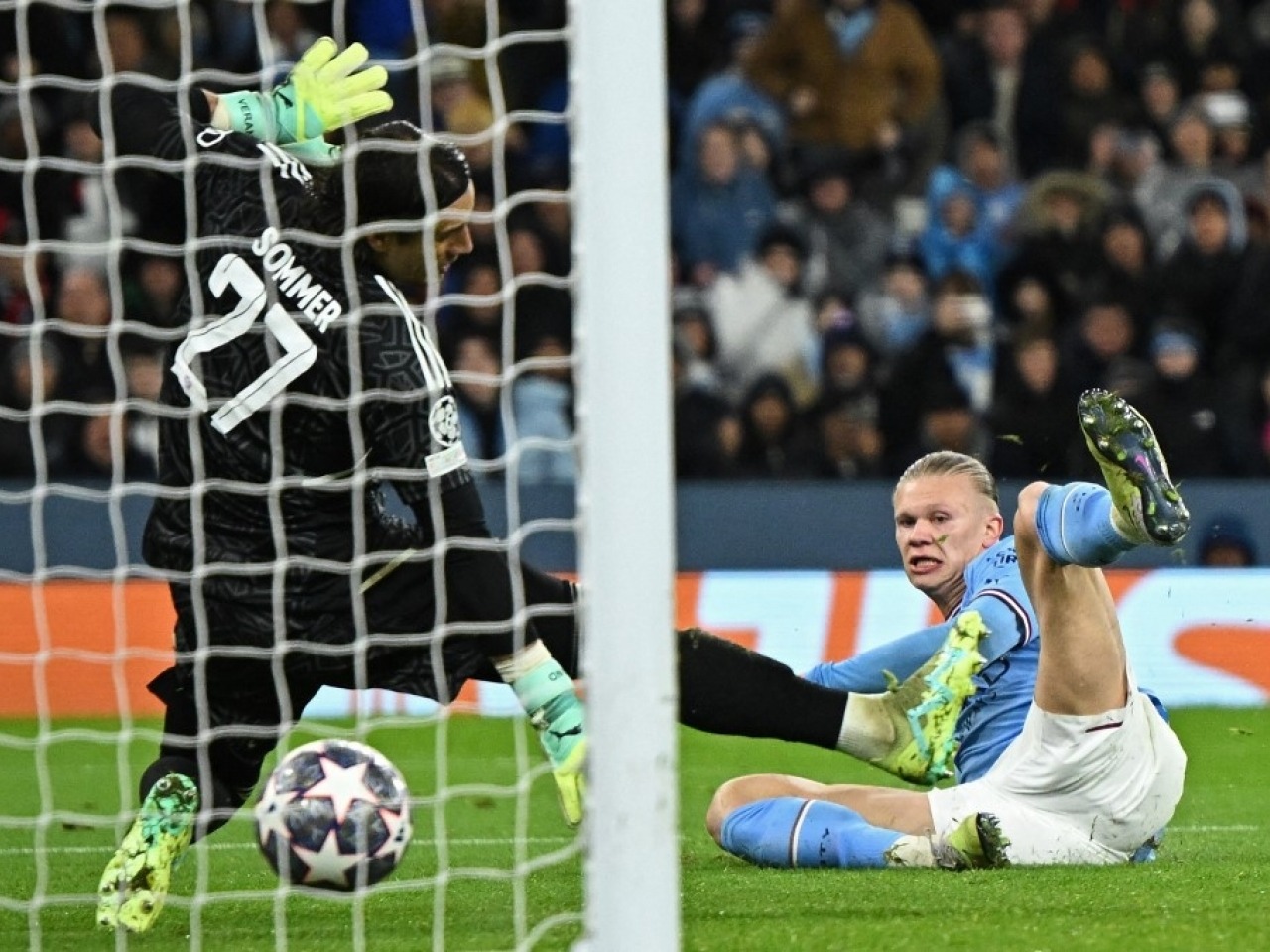 Haaland sút qua chân Sommer, ghi bàn giúp Man City thắng Bayern ở tứ kết Champions League 2022-2023. Ảnh: AFP