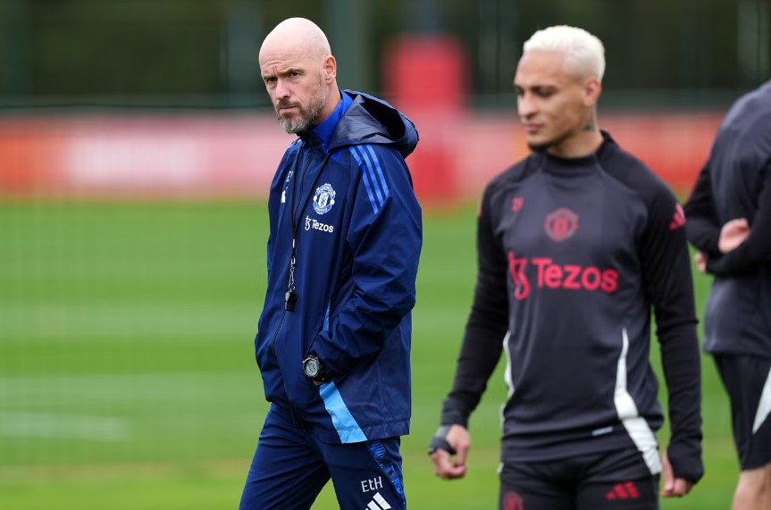 HLV Erik ten Hag trong buổi tập của Man Utd trước khi gặp Twente ở lượt đầu vòng bảng Europa League. Ảnh: PA Wire