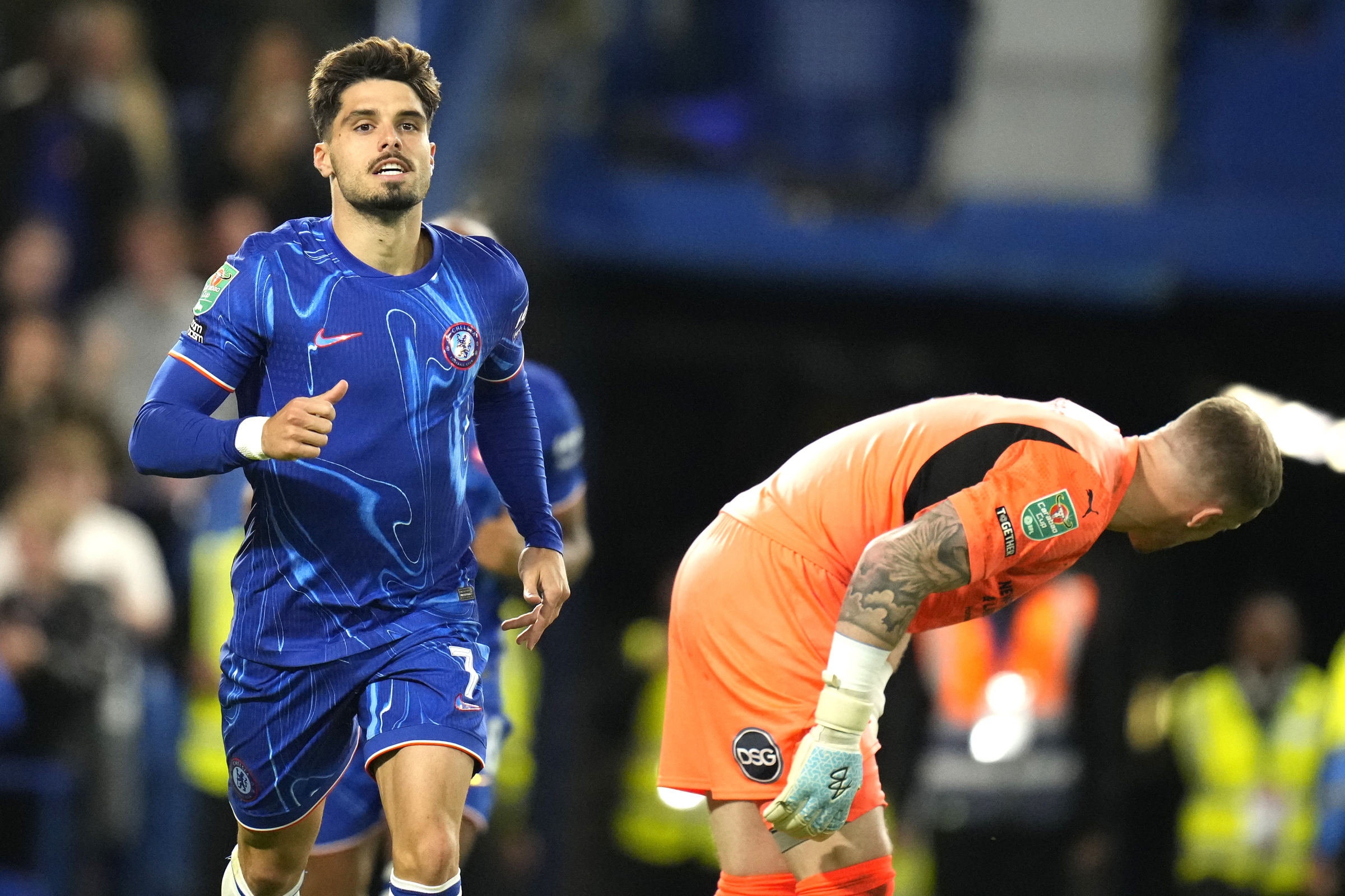 Tiền đạo Pedro Neto mừng bàn nâng tỷ số lên 4-0 trong trận Chelsea hạ Barrow 5-0 ở vòng ba Cup Liên đoàn Anh trên sân Stamford Bridge ngày 24/9. Ảnh: AP