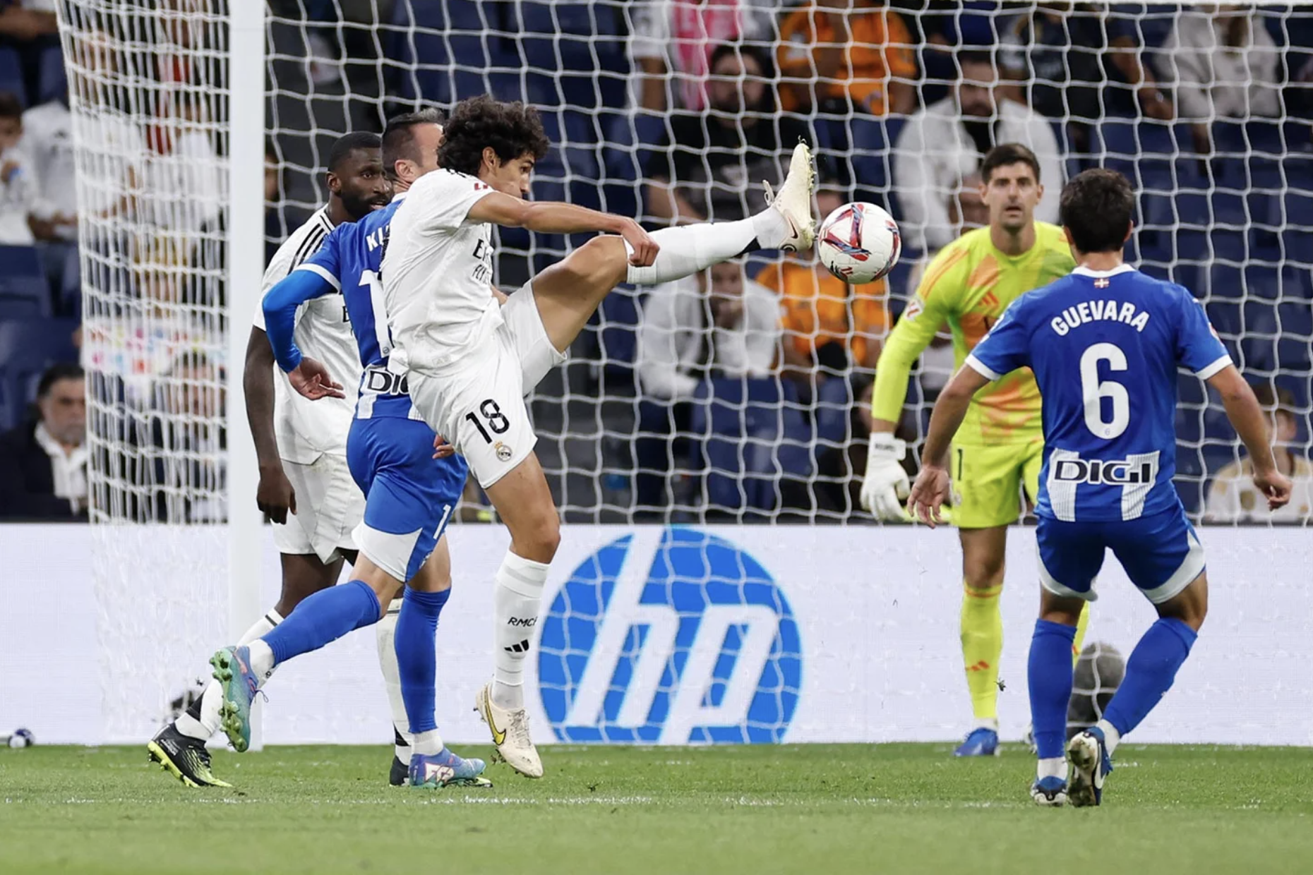 Hậu vệ Real Jesús Vallejo phá bóng khi bị các cầu thủ Alaves dồn ép về cuối trận. Ảnh: realmadrid.com