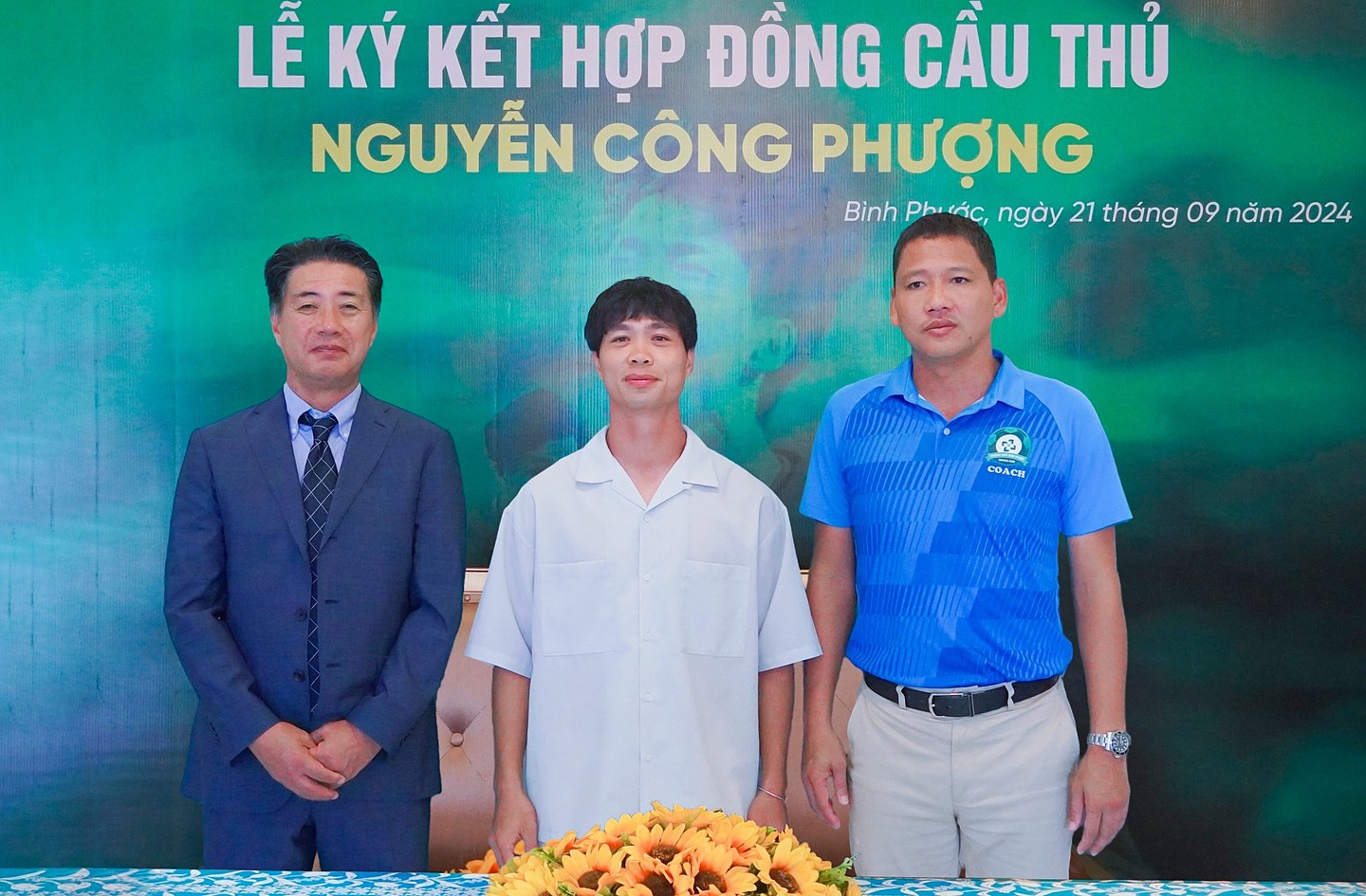 Công Phượng (giữa) ở lễ ký hợp đồng với CLB Bình Phước, cùng Giám đốc kỹ thuật Yusuke Adachi (trái) và HLV Nguyễn Anh Đức (phải). Ảnh: CLB Bình Phước