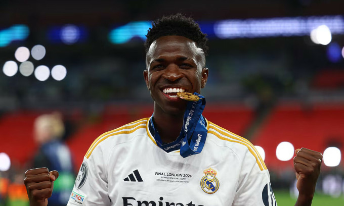 VInicius cắn huy chương vàng mừng chức vô địch Champions League, sau trận chung kết thắng Dortmund 2-0 trên sân Wembley, thành phố London, Anh, tối 1/6/2024. Ảnh: Reuters