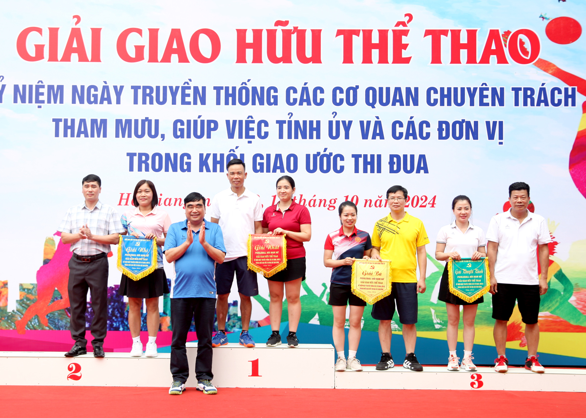 Ban Tổ chức trao giải nội dung Pickleball nội dung đôi nam, nữ phối hợp.