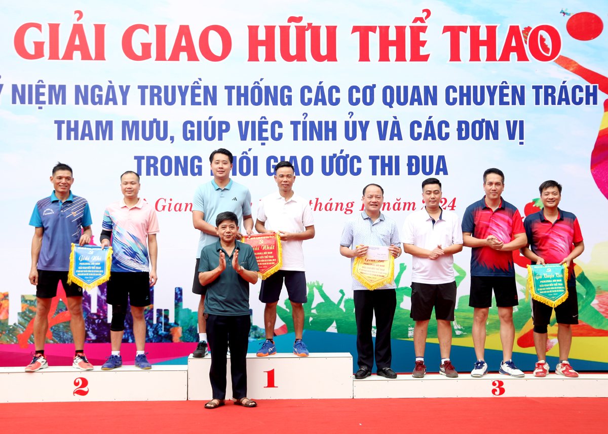 Ban Tổ chức trao giải nội dung Pickleball nội dung đôi nam.