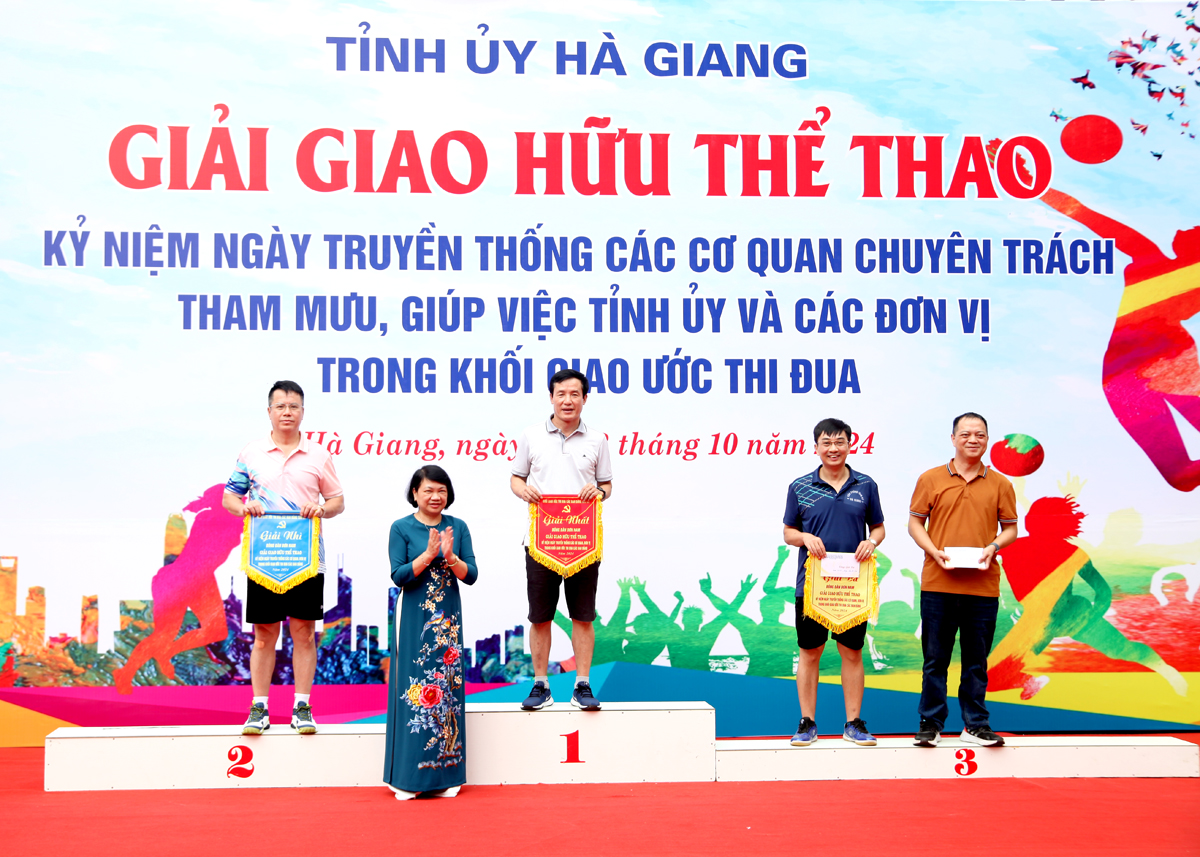 Ban Tổ chức trao giải nội dung Bóng bàn đơn nam.
