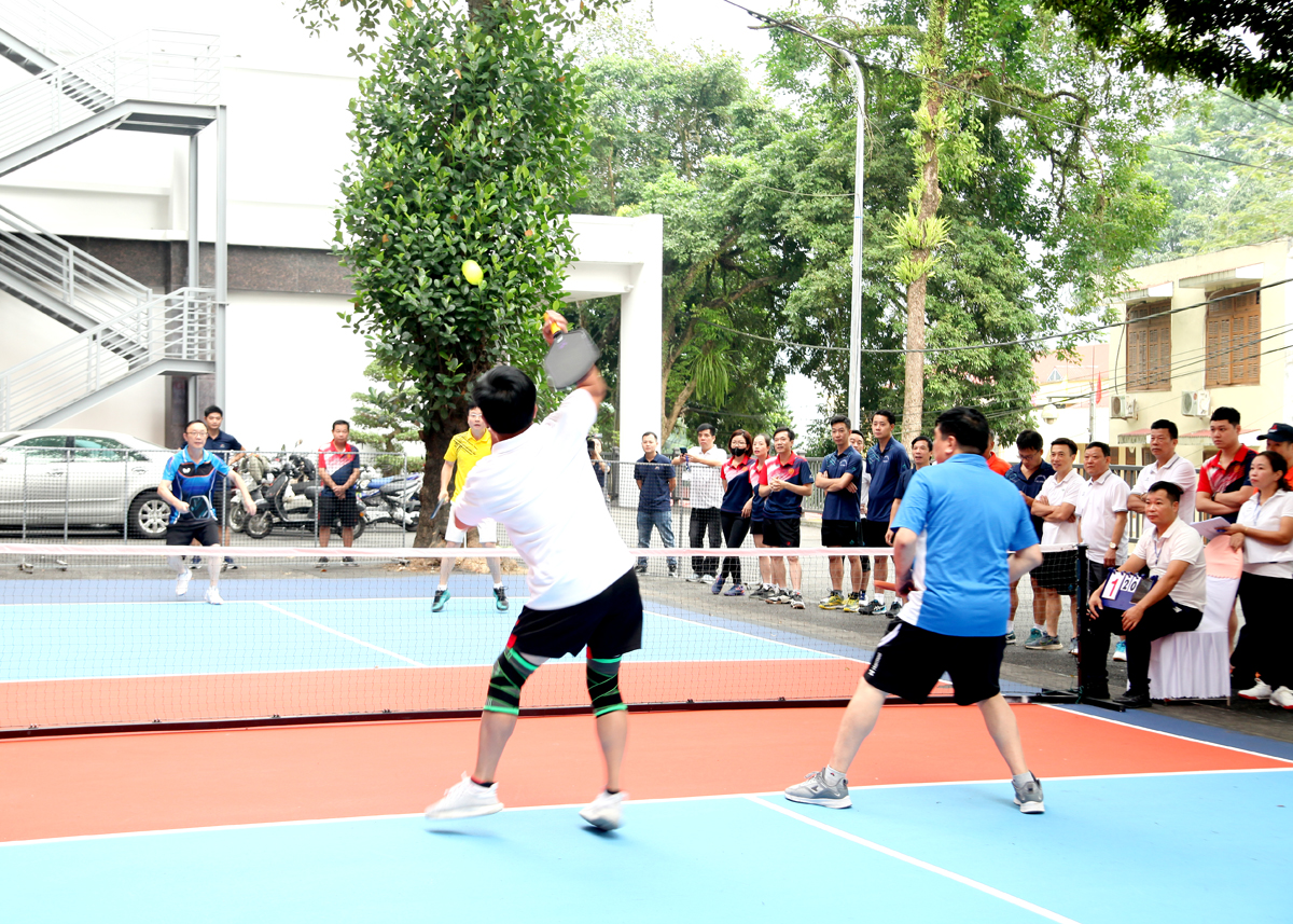 Giao hữu nội dung Pickleball nội dung đôi nam lãnh đạo.